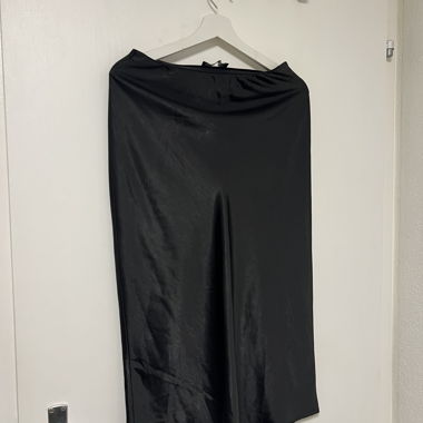 Jupe midi satinée noire MNG S