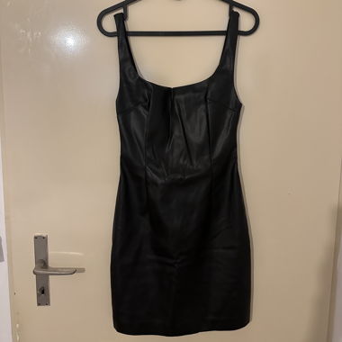 Schwarzes Kleid aus Kunstleder