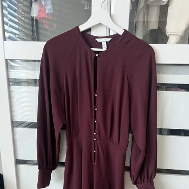 Kleid in Bordeauxrot mit goldenen Details
