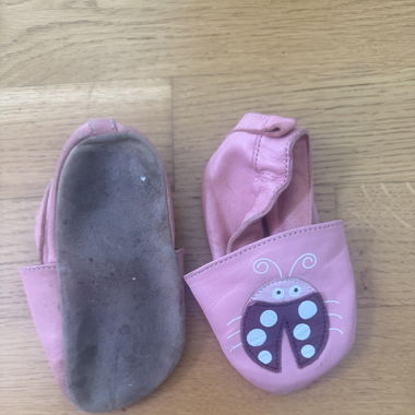 Leder-Babyschuhe mit Marienkäfer 