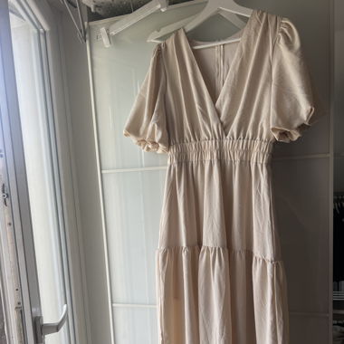 Beiges Kleid