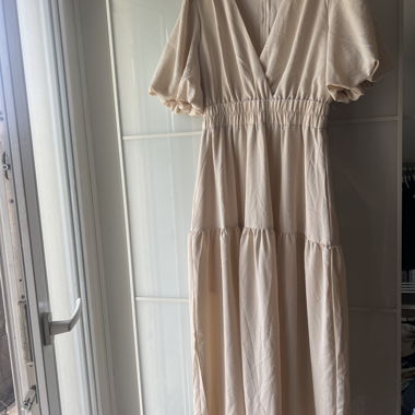Beiges Kleid