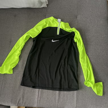 Top sportivo Nike giallo neon e nero