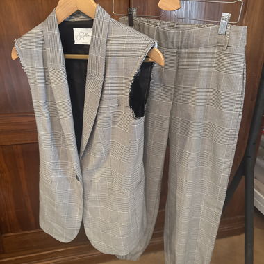 Costume à carreaux sans manches