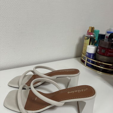 Mules color crema con tacco a blocco e sottili cinturini