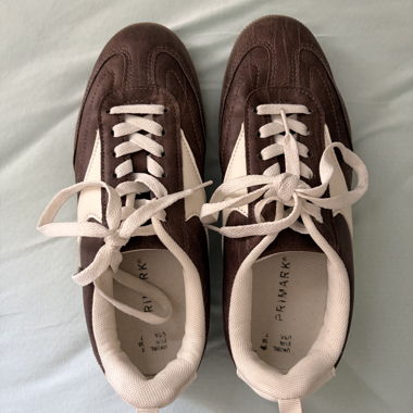 Braun-cremefarbene Sneaker
