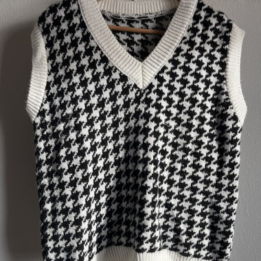 Sleeveless sweater with houndstooth pattern