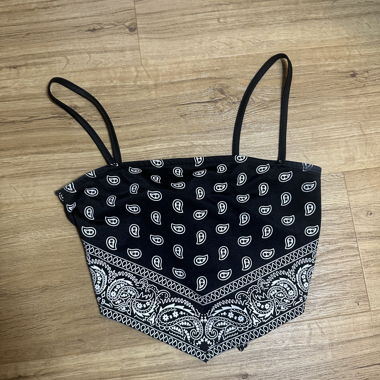 Schwarzes Bandana-Crop-Top