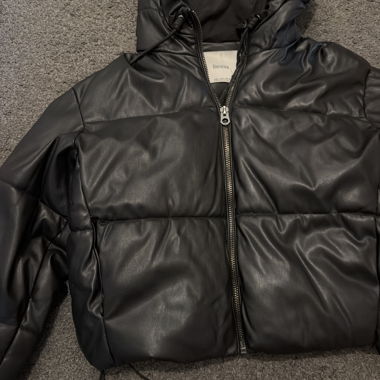 Schwarze Jacke mit Kapuze, Lederoptik