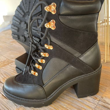 Schwarze Schnürstiefel