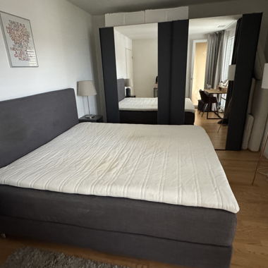 Letto boxspring con comodini abbinati