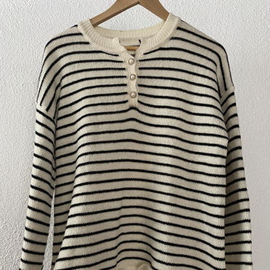 Gestreifter Strickpulover