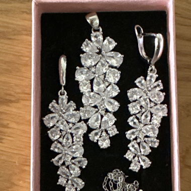 Necklace with zirconium and free earrings 