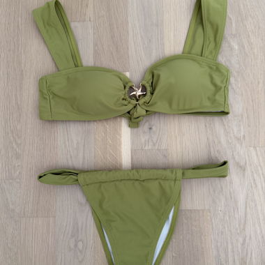 Olivgrüner Bikini mit goldenem Detail