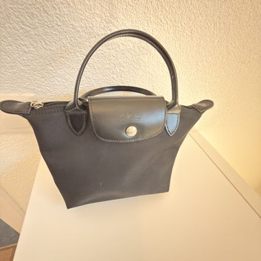 Petite sacoche noire avec bandoulière en cuir