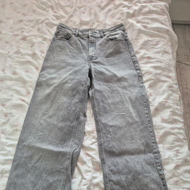 Graue Jeans