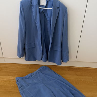 Blauer Anzug mit Hose