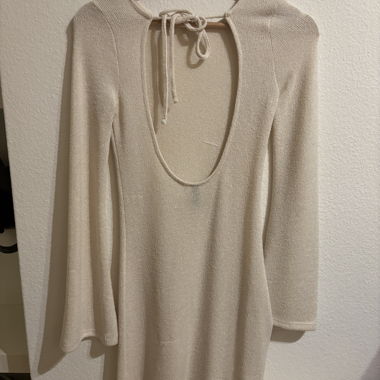Beige Strickkleid mit offenem Rücken