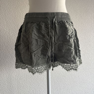 Shorts color kaki con pizzo