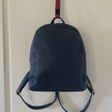 Navy Rucksack mit goldfarbenen Details