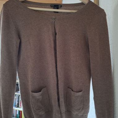 Braune Basic-Strickjacke