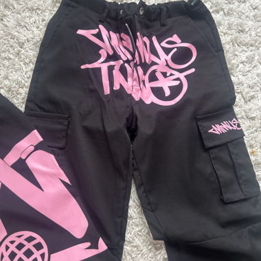 Pantaloni cargo neri e rosa