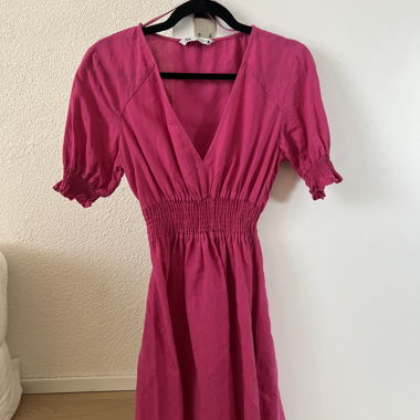 Fuchsia Kleid mit V-Ausschnitt