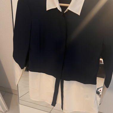 Chemisier noir et col blanc