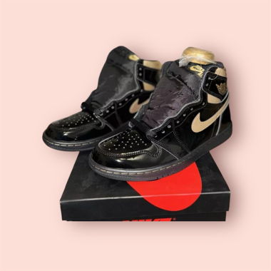 Nike Air Jordan 1 Retro High BLACK/METALLIC GOLD
