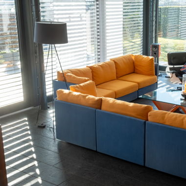 Zwei modulare 3-Sitzer-Sofas
