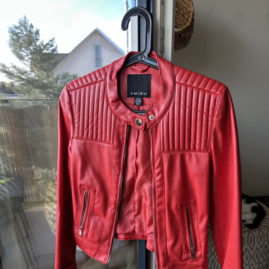 Rote Kunstlederjacke