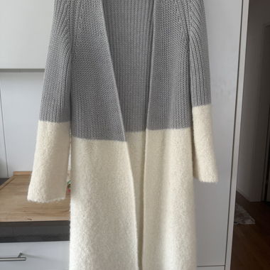 Langer grauer und weisser Strickcardigan