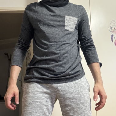 Maglia grigia a maniche lunghe con cappuccio