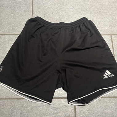 kurze Adidas-Hose