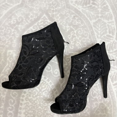 Scarpe con tacco alla caviglia nere in pizzo