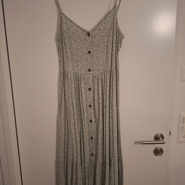 Sommerkleid in blassem mintgrün mit Knöpfen