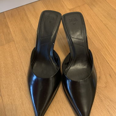 Spitze schwarze Mules 