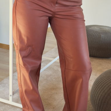 Rote farbwechselnde Lederhose