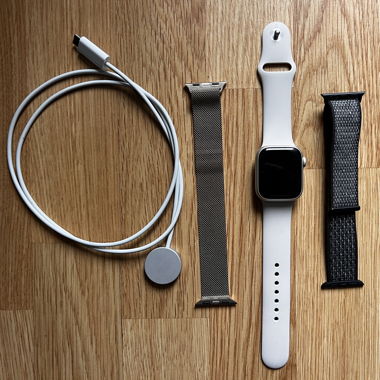 Apple Watch 8 with 3 original bands & charger