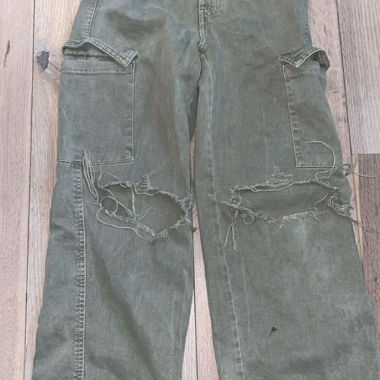Jeans cargo olive avec des déchirures