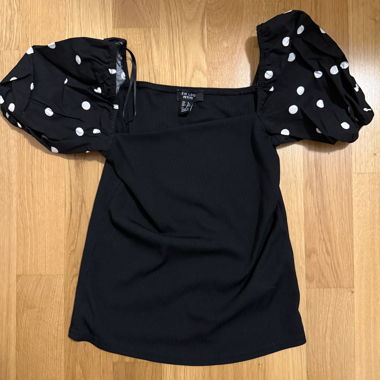 Schwarzes Top mit Punkten