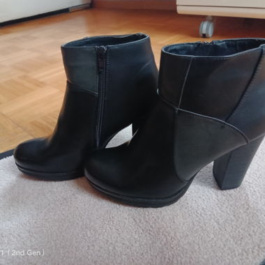 Stivaletto nero, altezza del tacco 10 cm