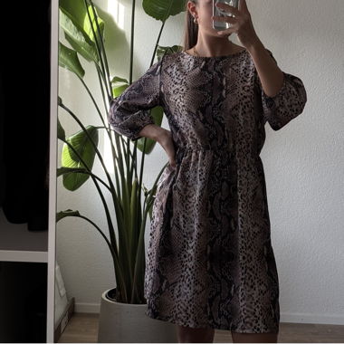 Kniekurzes Kleid mit Schlangenmuster