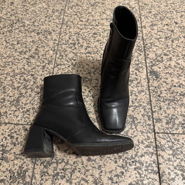 Stivaletti neri con tacco