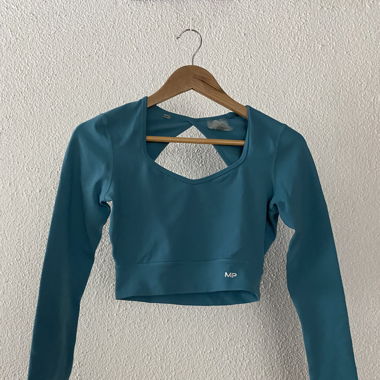 Blaues Crop Longsleeve von MP – Cut-Out Rücken