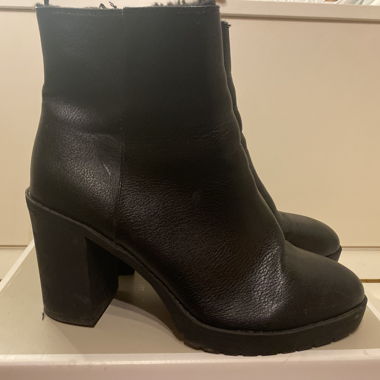 Black faux leather heeled boots with lining 