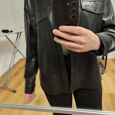 Chemise en simili cuir noire