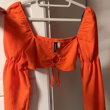 Top court orange à manches bouffantes