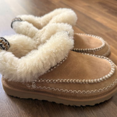 Stivaletti/pantofole UGG in pelle di pecora, taglia 5