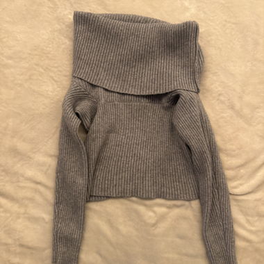 Grauer Off-Shoulder Strickpullover